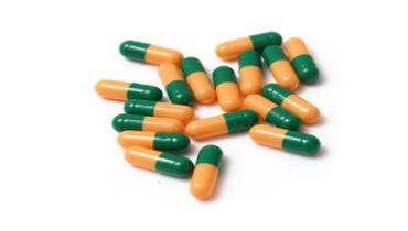 Why are natural pigments the first choice for colored plant capsules?